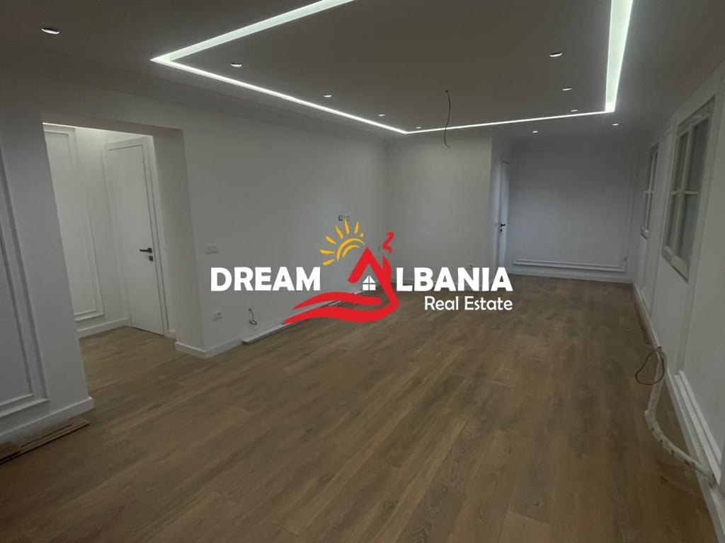 Ambjent per zyra me qera prane Shkolles se Baletit Tirane (ID 42611222).