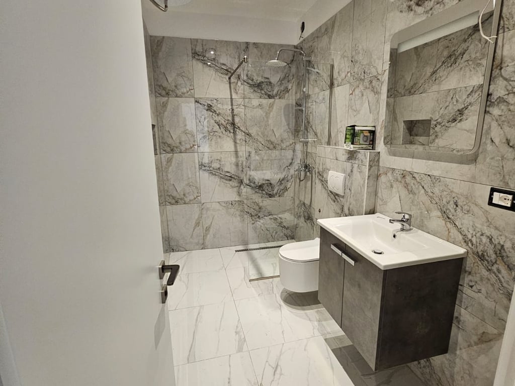 OFFICE FOR RENT 30 M2 MUHAMET GJOLLESHA 400 EURO