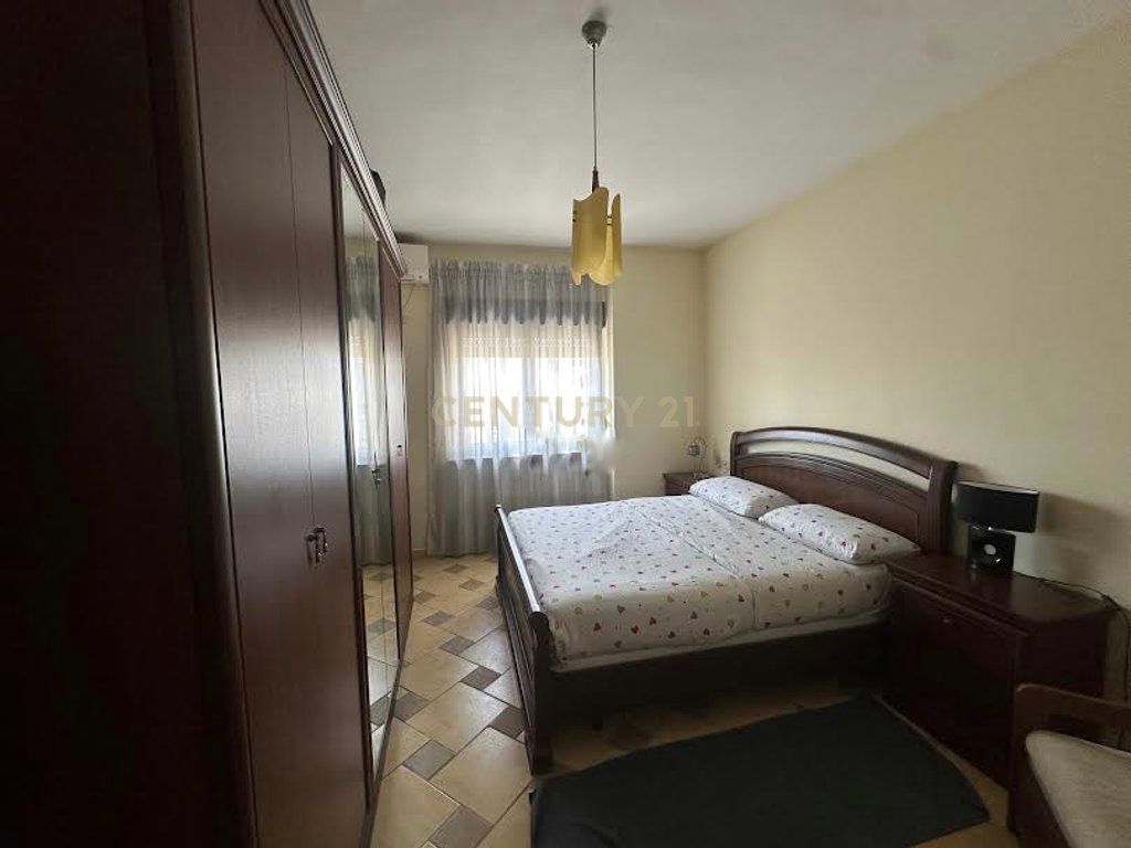 For sale 2+1+2 near the General Prosecutor's Office. €380,000
