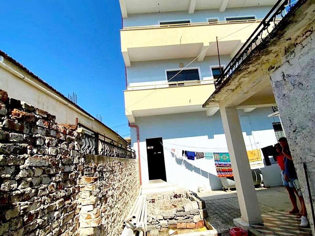 😍🏤A 4-story building is for sale by the road near "Supermarket Myftiu 2", a few meters from the main boulevard "Indrit Cara", Kavajë.