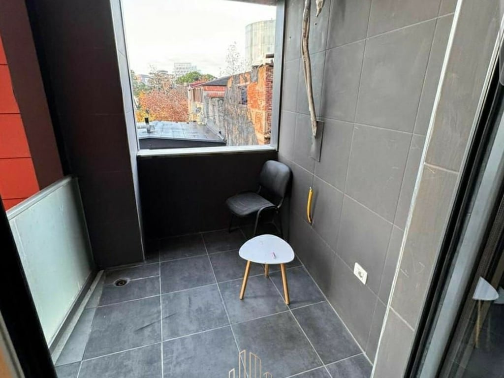 Jepet me qera apartament 2+1 per zyre,Qender , Toptani 