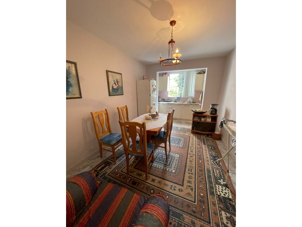 Vendesi appartamento 3+1 al Mozaiku di Tirana per 180000 euro.