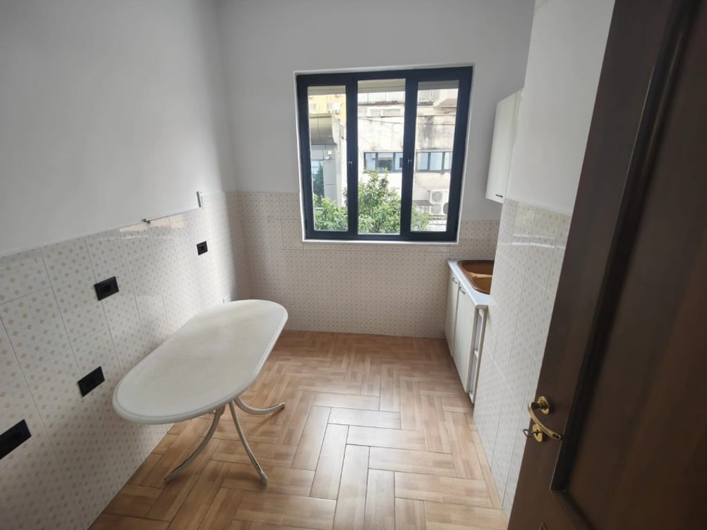 Ufficio in affitto a Bllok 900 euro