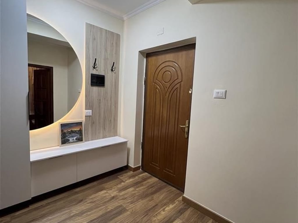 Jepet me qera Apartamenti 1+1 , rruga Vllazen Huta prane zyrave te punes  600 mije leke 