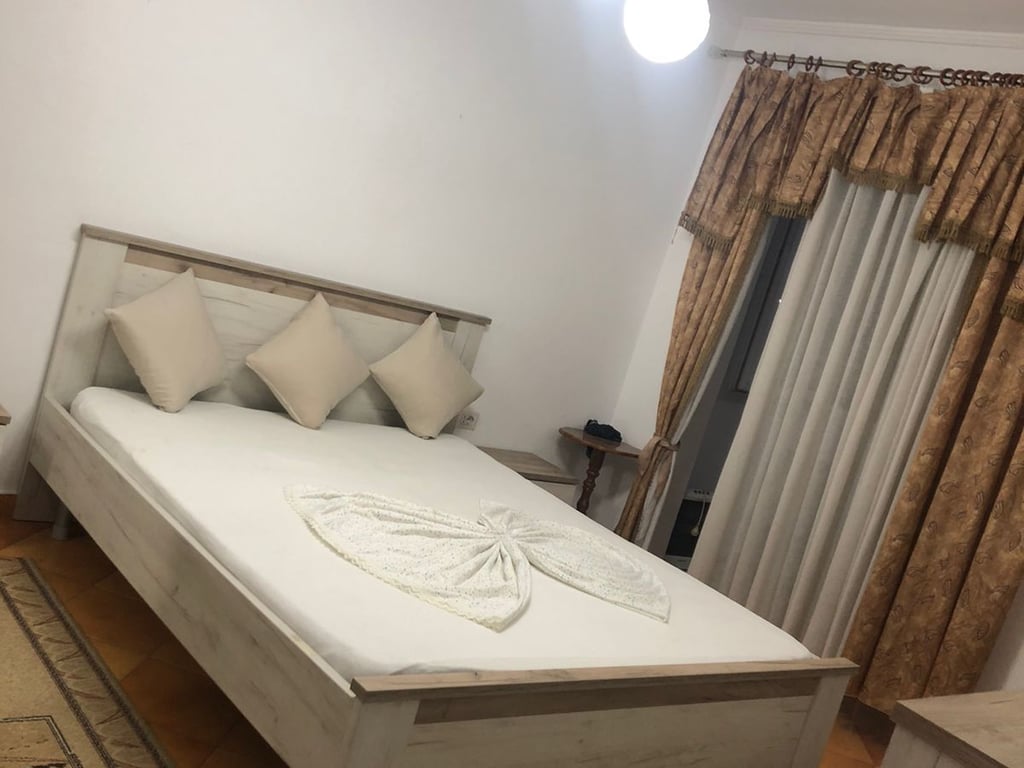 Jepet me qera apartament 3+1 ne Xhamllik!