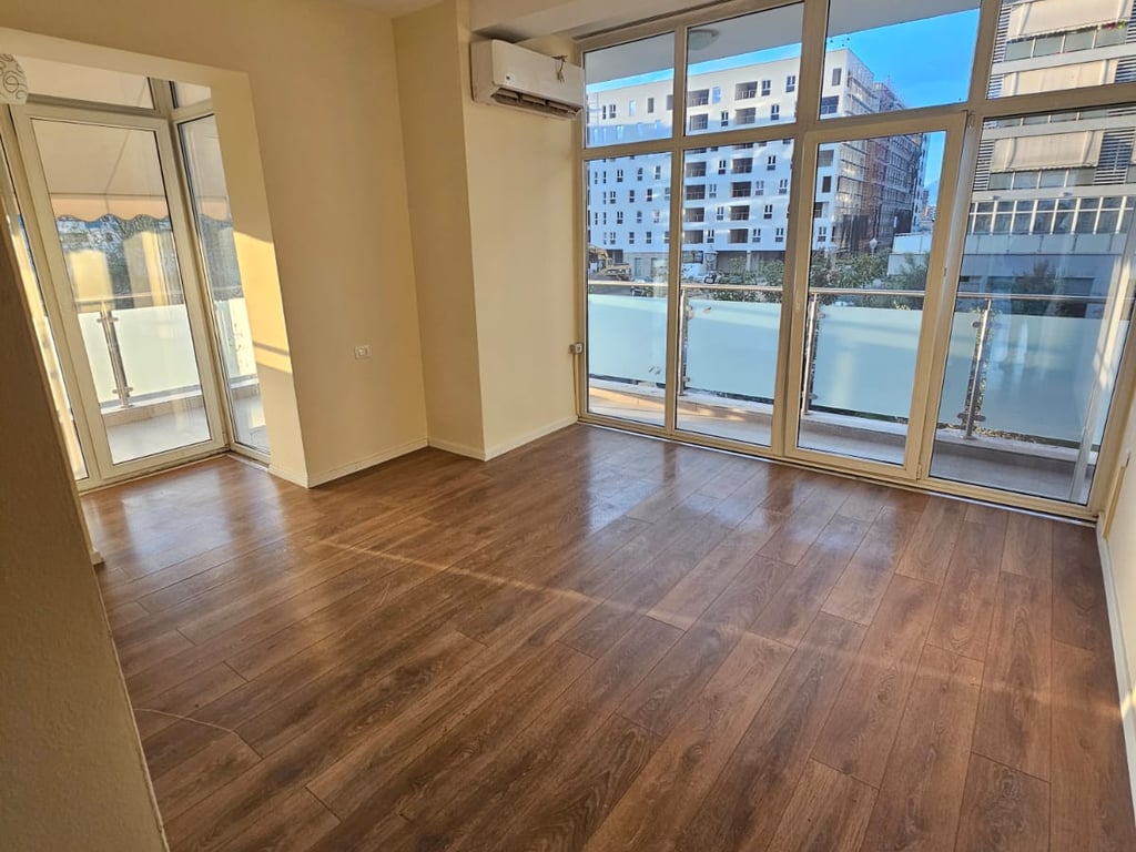 Jepet me qera zyra 3+1+2 te Kika 2, Komuna e Parisit