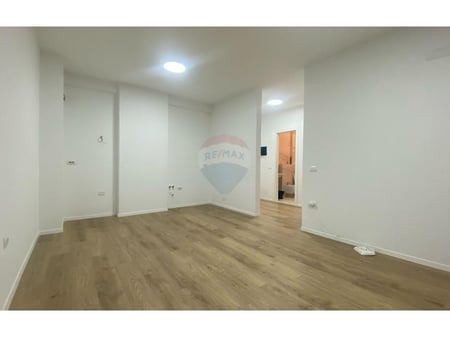 Jepet Ambient per zyra me qira ne Porcelan !