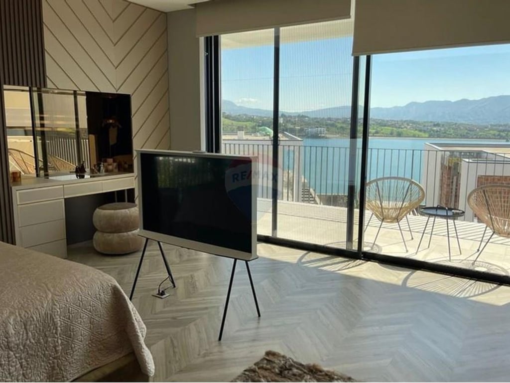 VILË LUKSOZE NË FARKË, ME PAMJE NGA LIQENI