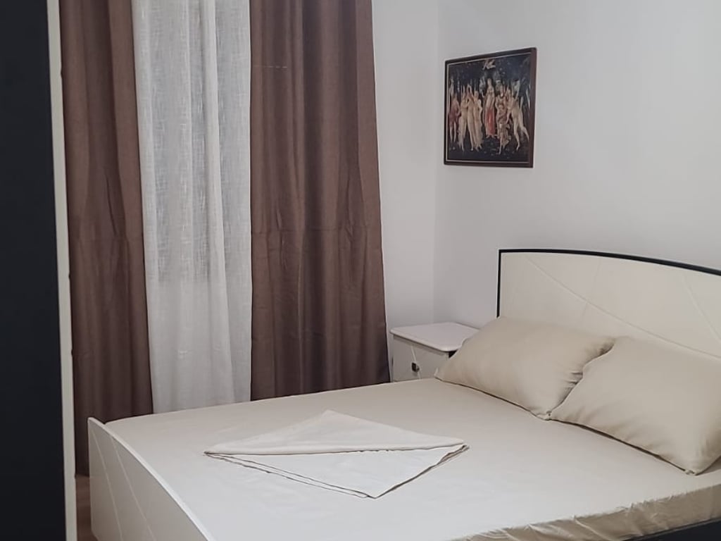 In the Bardhyl Street area, a furnished 3+1 apartment is available for rent for 700 Euros.