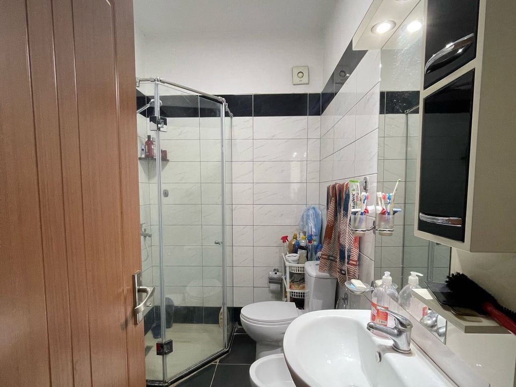 Jepet me qera Apartamenti 2+1, rruga Besim Alla prane pallateve Cabej ( Yzberisht)  Cmimi: 450 euro 