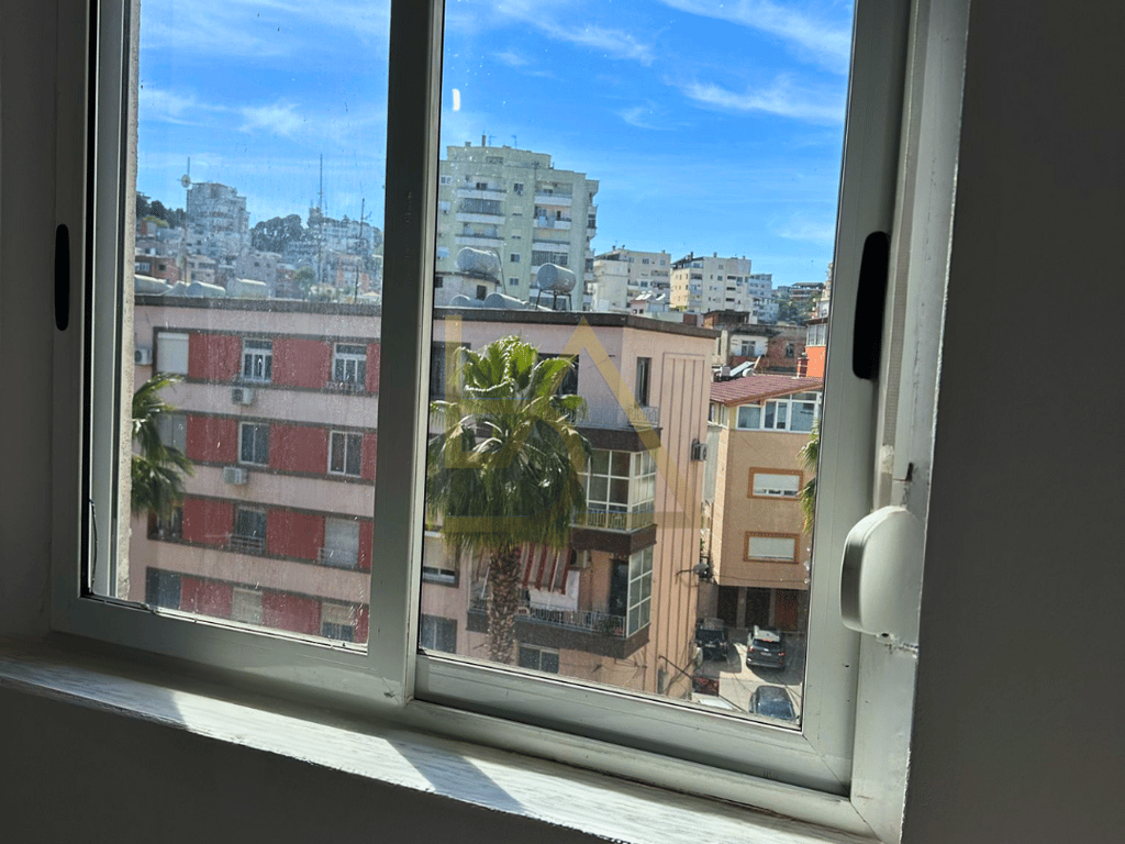 Shitet apartament me pamje fantastike në Bulevardin Kryesor