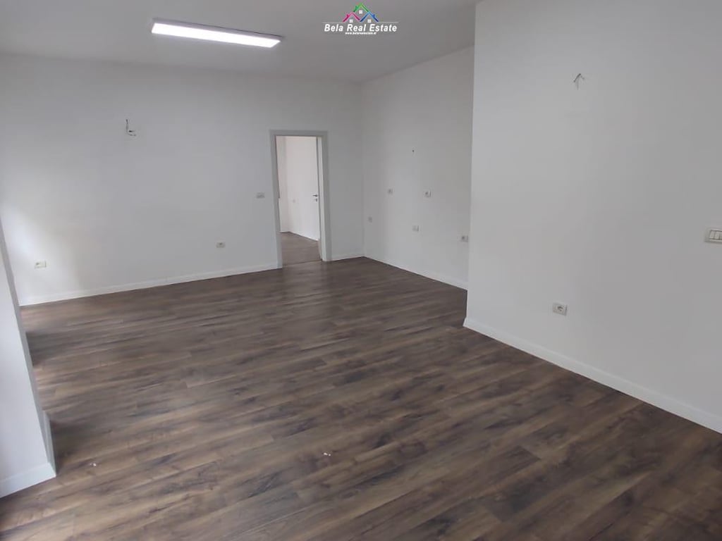 Zyre me qera 2+1 Tek Komuna e Parisit (ID BZ2407) Tirane.