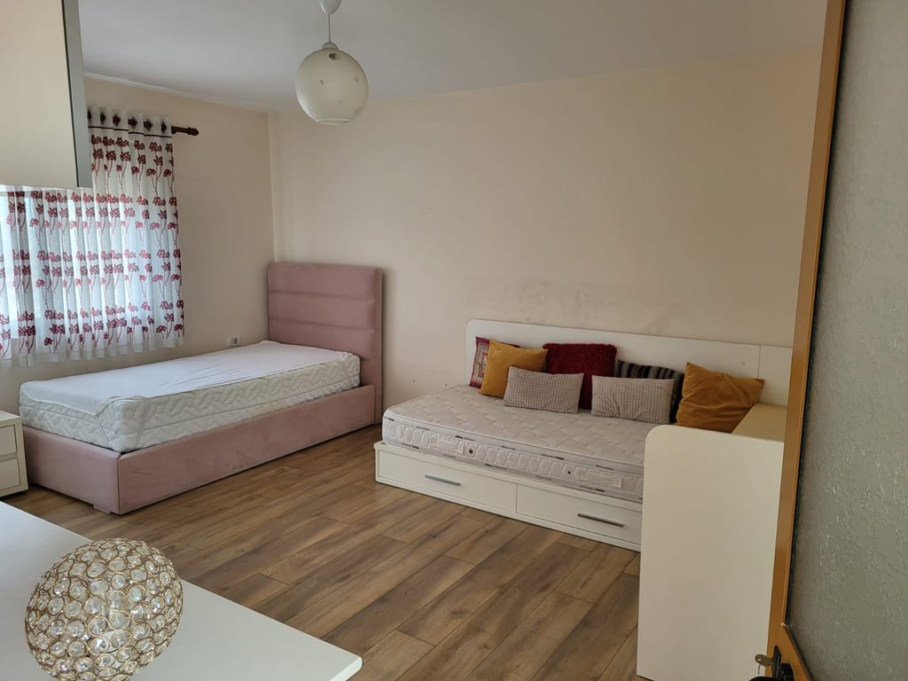 Shtepi me qera 2+1 tek Siri kodra