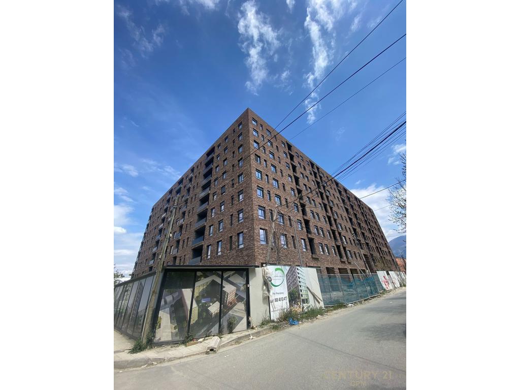 Shitet Apartament 1+1 ne Rrugen 5 Maji!