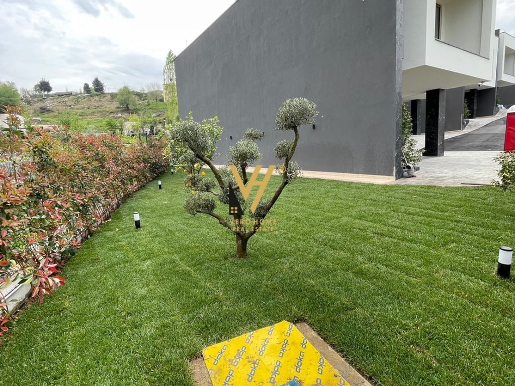 VENDITA DI UNA VILLA A TRE PIANI AL LAGO DI FARKA 900.000 EURO