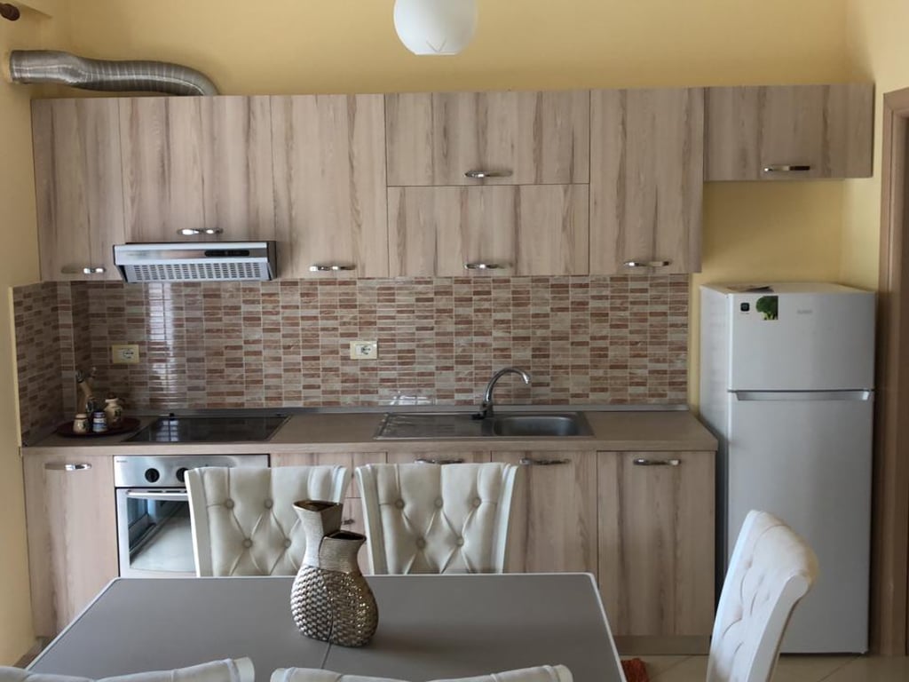 Apartament me Qera 2+1 Tek Komuna e Parisit ( ID B2201307) Tirane
