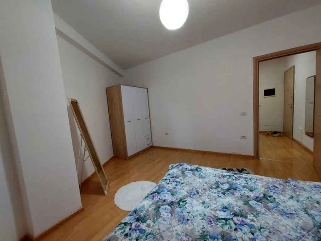 Tirane, jepet me qera apartament 2+1 + Ballkon Kati 3, 80 m 700 €