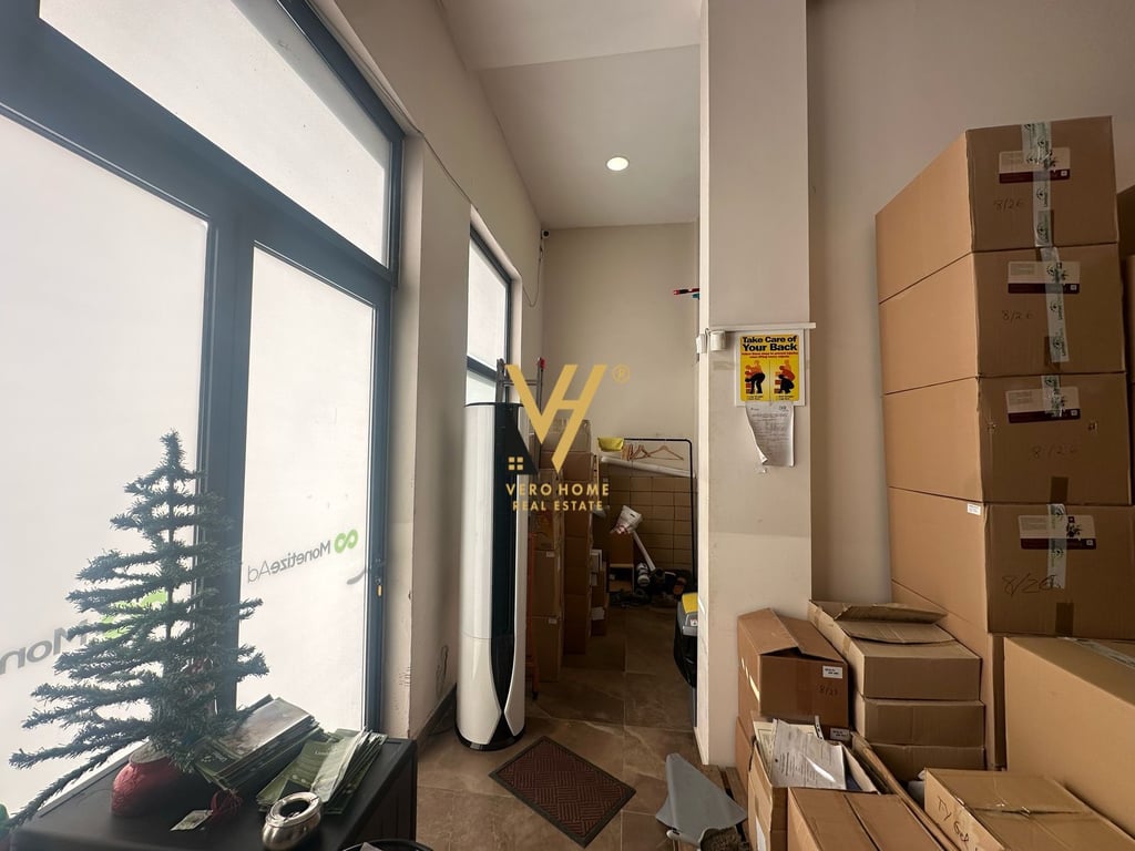 STORE FOR SALE 86 M2 ON 21 DECEMBER 215,000 EURO