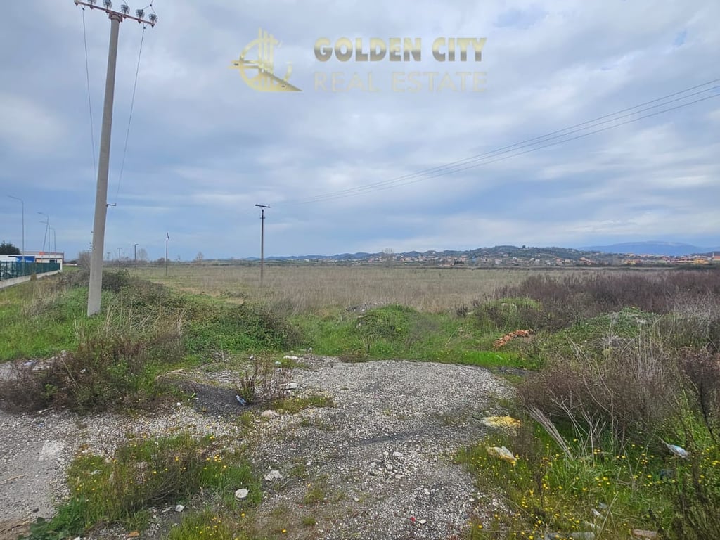 Vendesi terreno sull'autostrada Tirana - Durazzo.