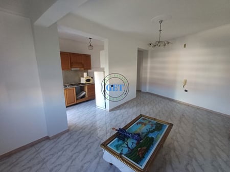 Shitet, Apartament 2+1+2, Tek Kryqi i Kuq, Durres.