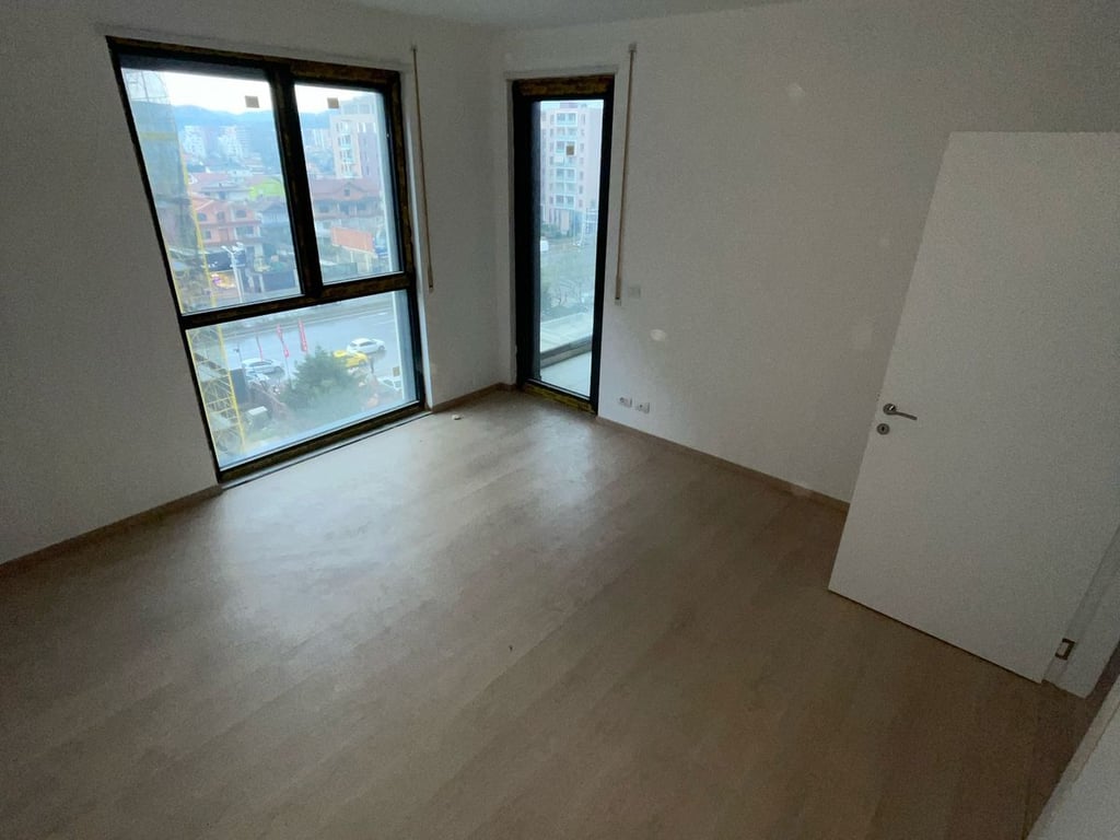 Shitet apartament 2+1 tek akses tirana