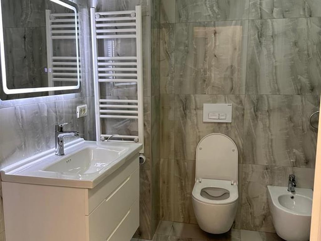 Affittasi appartamento 2+1+2 in Bulevardi i Ri a 800 Euro.