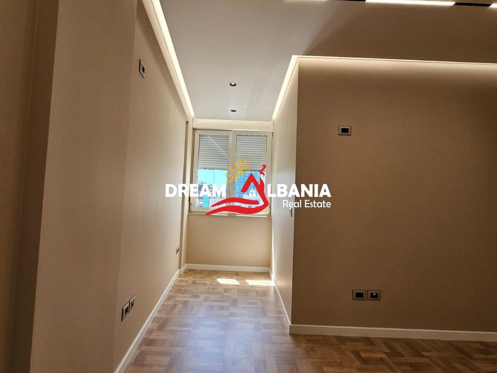 Jepet me qera ambient biznesi 3+1+post parkimi i perfshire ne Bllok prane Coin (ID 4231453)