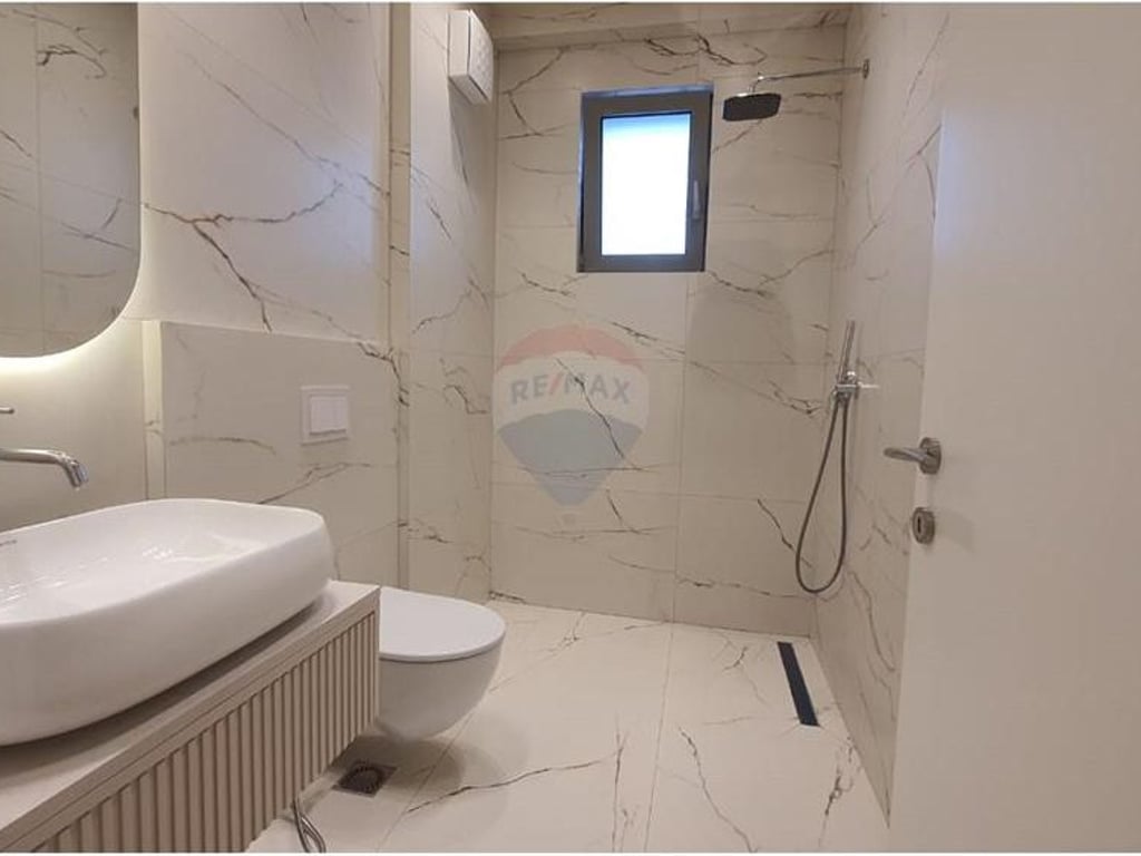 Appartamento 1+1 con parcheggio in affitto al Pazari i Ri!