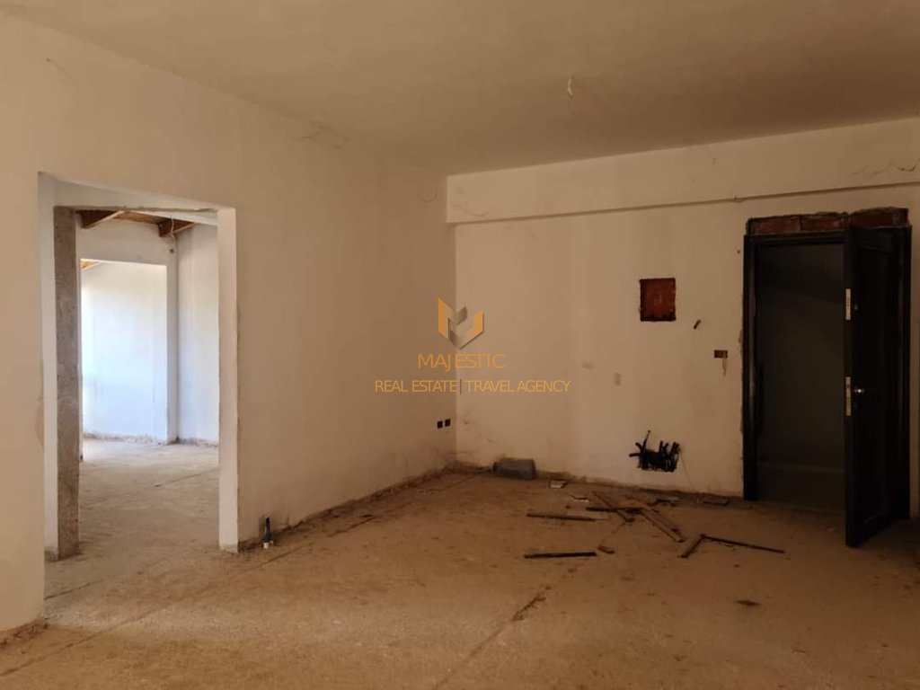 Apartment 2+1+veranda for sale in Saranda, street 5.