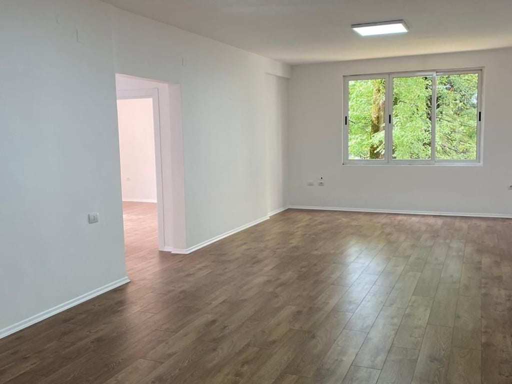 Jepet me qera Apartamenti 2+1 per ambient biznesi Rruga e Elbasanit , prapa ambasades amerikane Cmimi : 750Euro