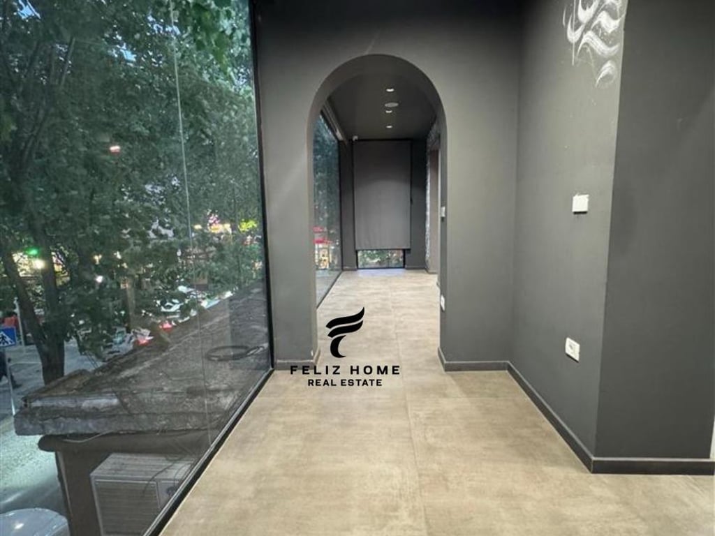 AMBIENTE COMMERCIALE IN AFFITTO 100 M2 BLOCCO 2.200 EURO