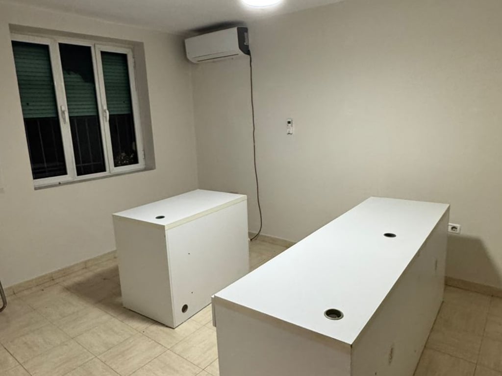 Jepet me Qera Ambient per Zyra te Rruga Kavajes perball Poliklinikes Nr 9.