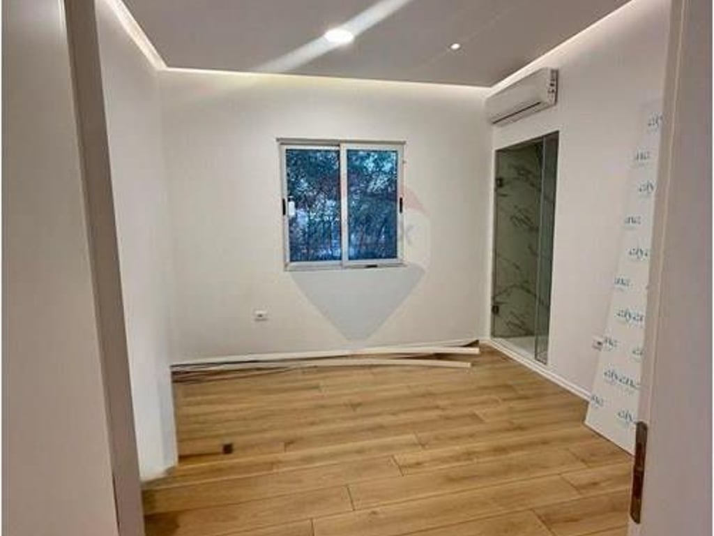 Komuna e Parisit----Vile 2-kateshe per qira