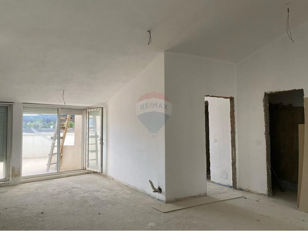 Duplex con veranda e piscina in vendita!