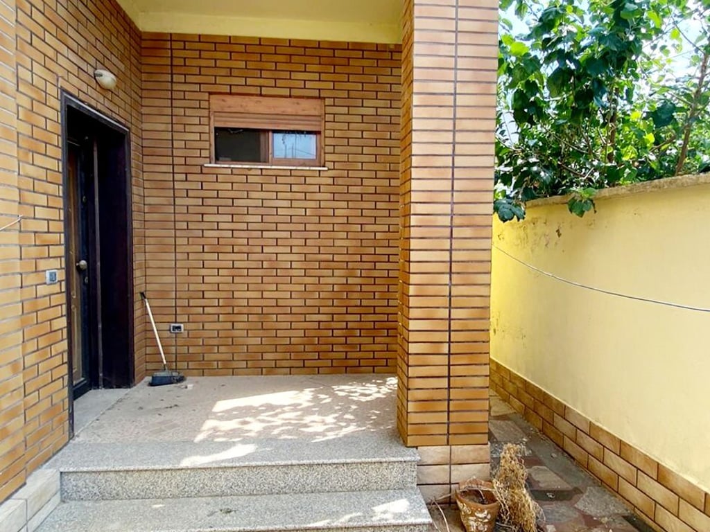 🔥New listing, only 10 m from our office🔥 A 2-story villa for sale, Kavajë center