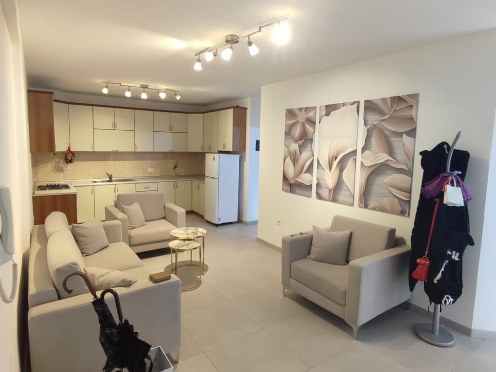 Jepet me qera apartament 2+1 ne Myslym Shyri,per zyra ose banim