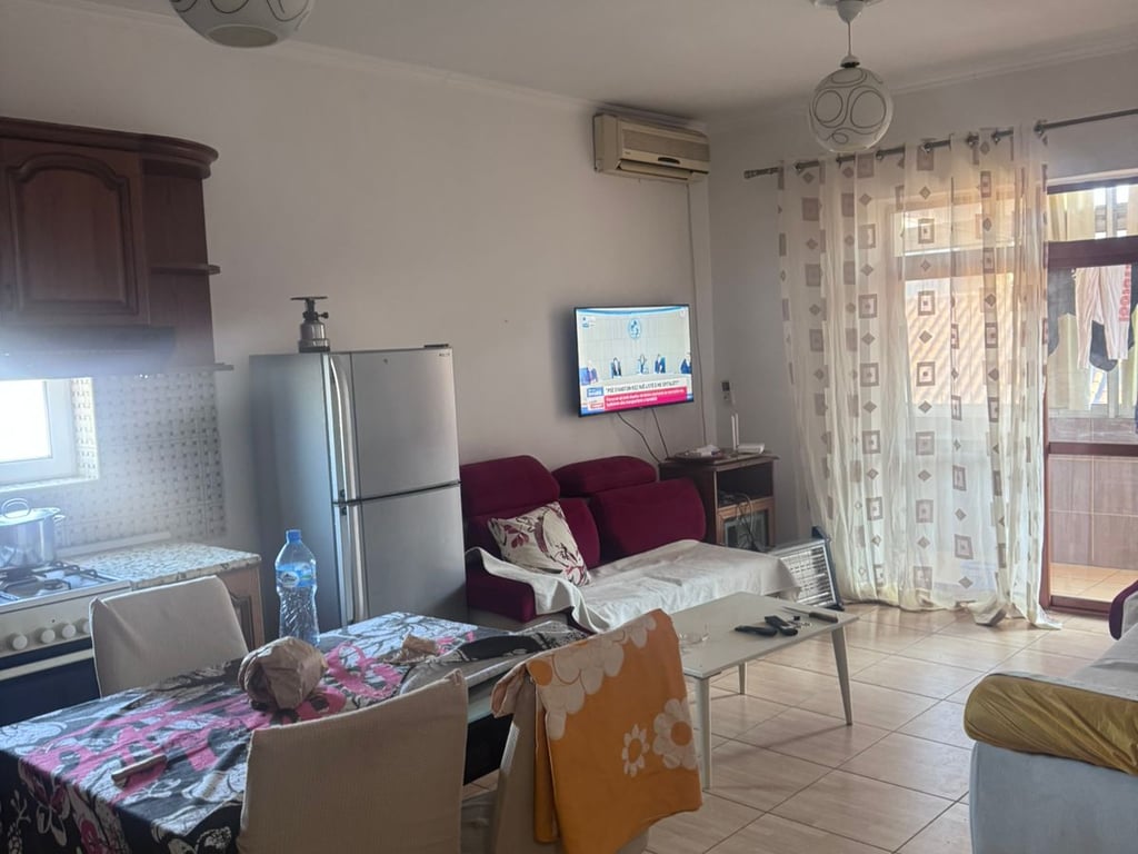 Affittasi Appartamento 2+1; ex Ristorante Durresi via Memo Meto Prezzo: 450 mila lekë