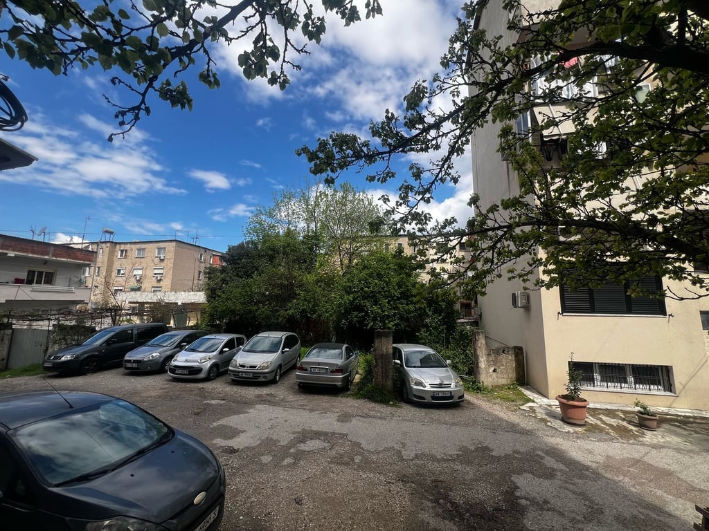 Land for sale with building permit for a 6-story building.