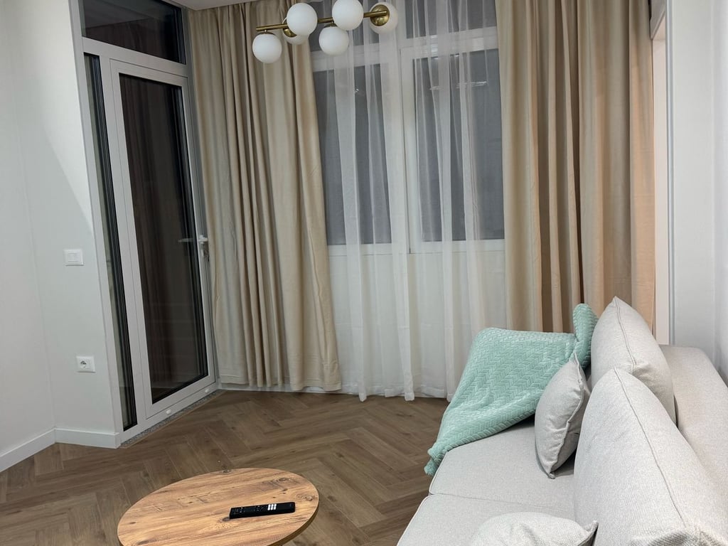 Jepet me qera Apartamenti 1+1, rruga 5 Maj prane Concord Center ( Big market) 450 euro