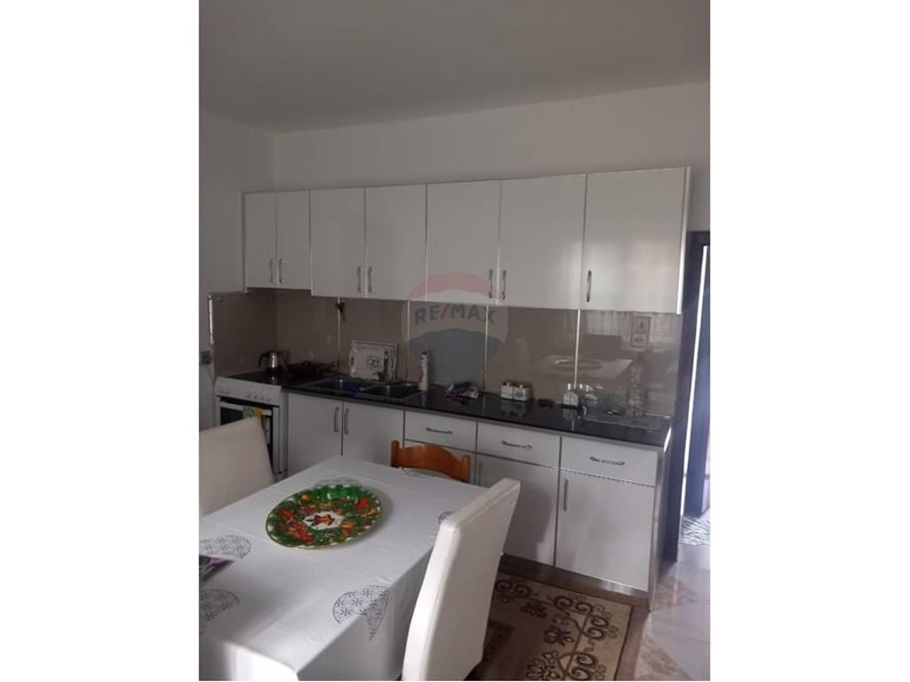 Jepet shtepi me qera