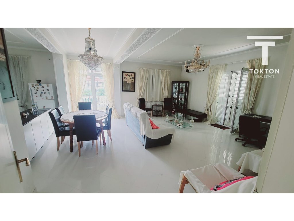 In vendita – Villa a 2 piani con piscina a Vaqarr, Tirana