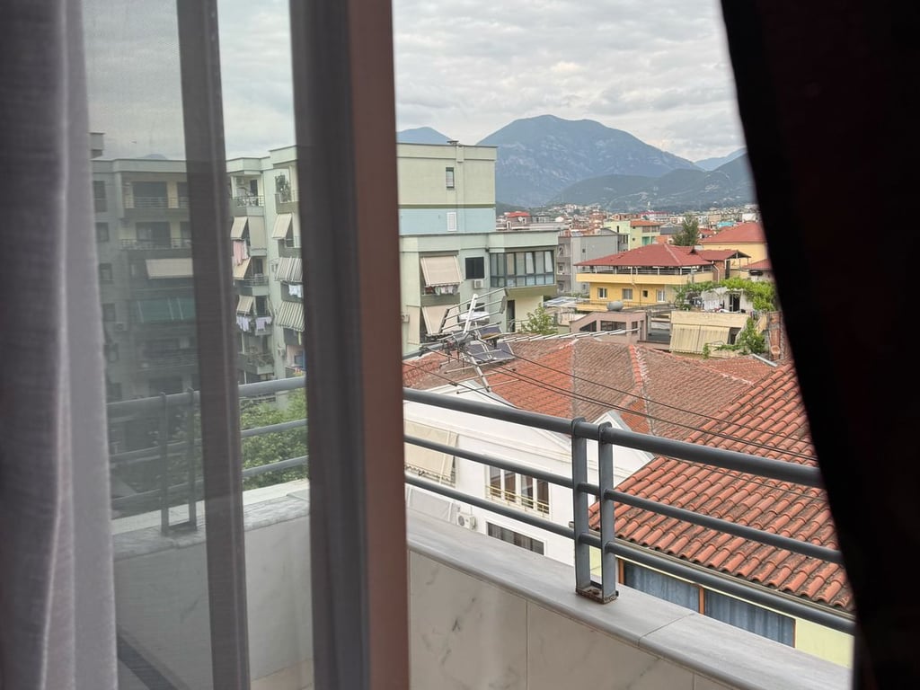 Jepet me qera Apartamenti 2+1 Rruga 5 maj , prapa concord center prane big market  Cmimi: 450mije leke