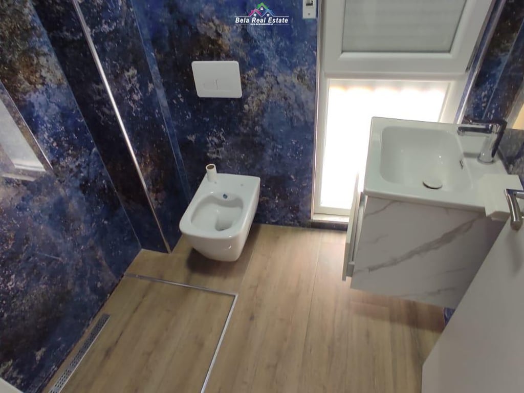 Zyre me qera 2+1 Tek Komuna e Parisit (ID BZ2407) Tirane.