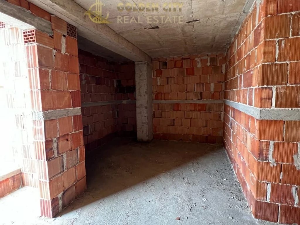 Shitet apartament 1+1+garazh golem