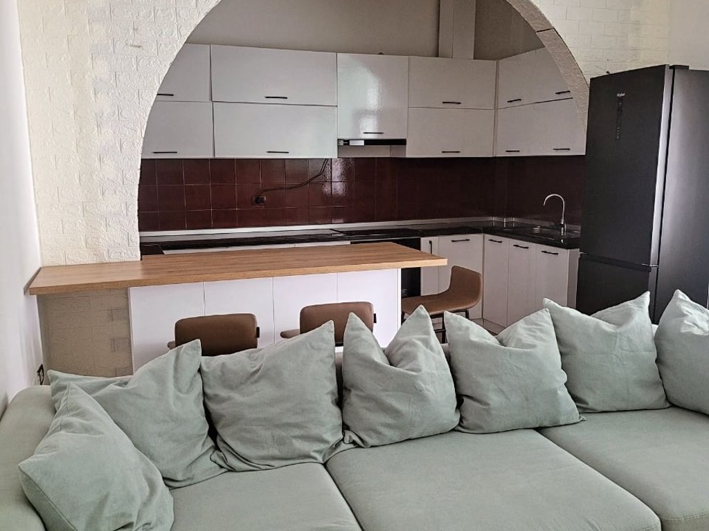 Jepet me qera vile me 2 kate (1+1), Brryl prane Maternitetit te Ri  Cmimi: 450 euro 