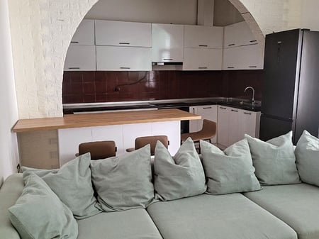 Affittasi villa su 2 piani (1+1), Brryl vicino al Maternità Nuovo. Prezzo: 450 euro.