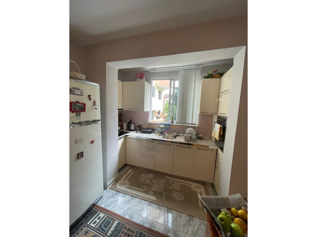 Vendesi appartamento 3+1 al Mozaiku di Tirana per 180000 euro.