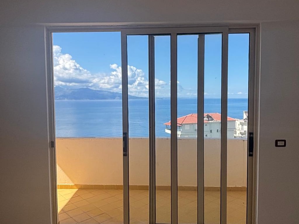 Appartamento con due camere da letto, due bagni con vista mozzafiato sul mare.
