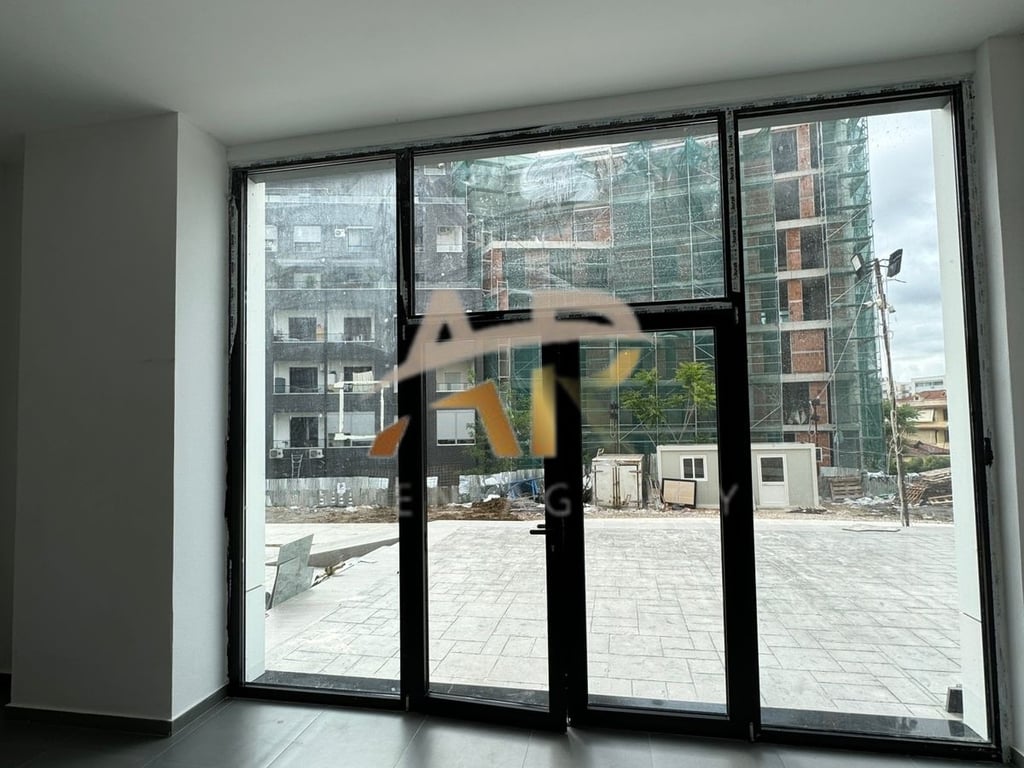 Jepet me qira dyqan tek Farmacia 10