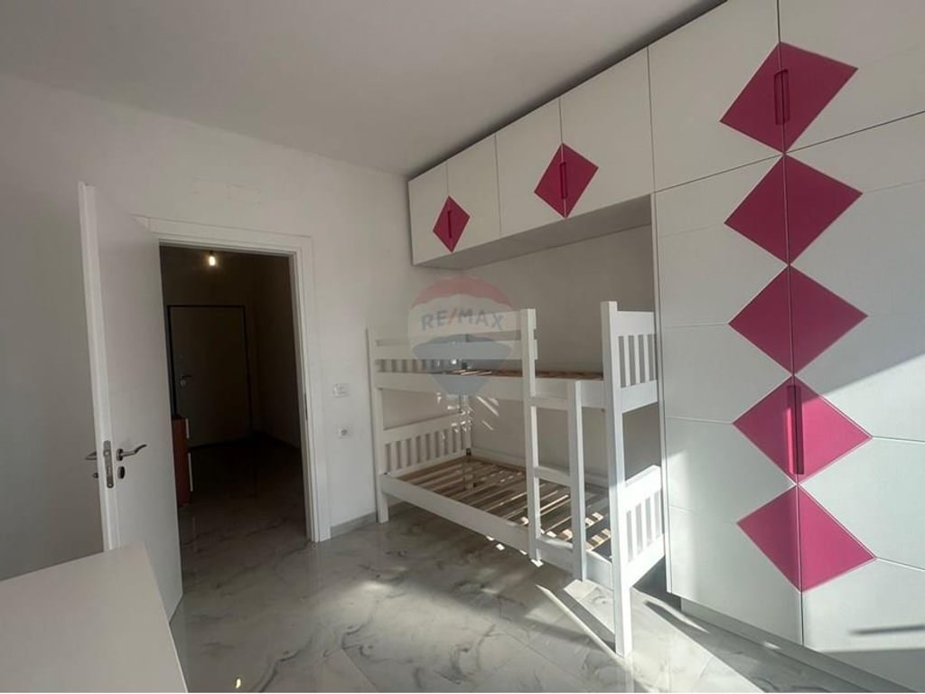 Shitet apartament 2+1+2+garazh prane Europianit